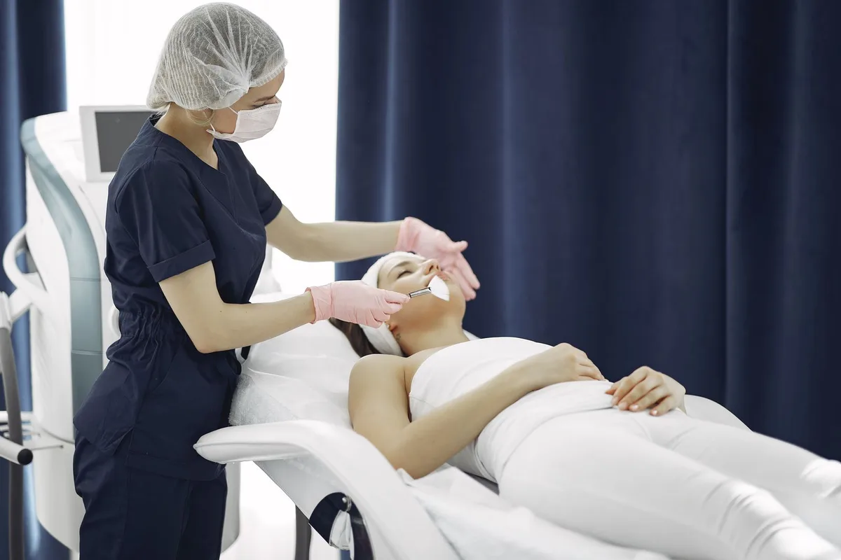 Cena ilustrativa de atendimento facial com profissional e paciente